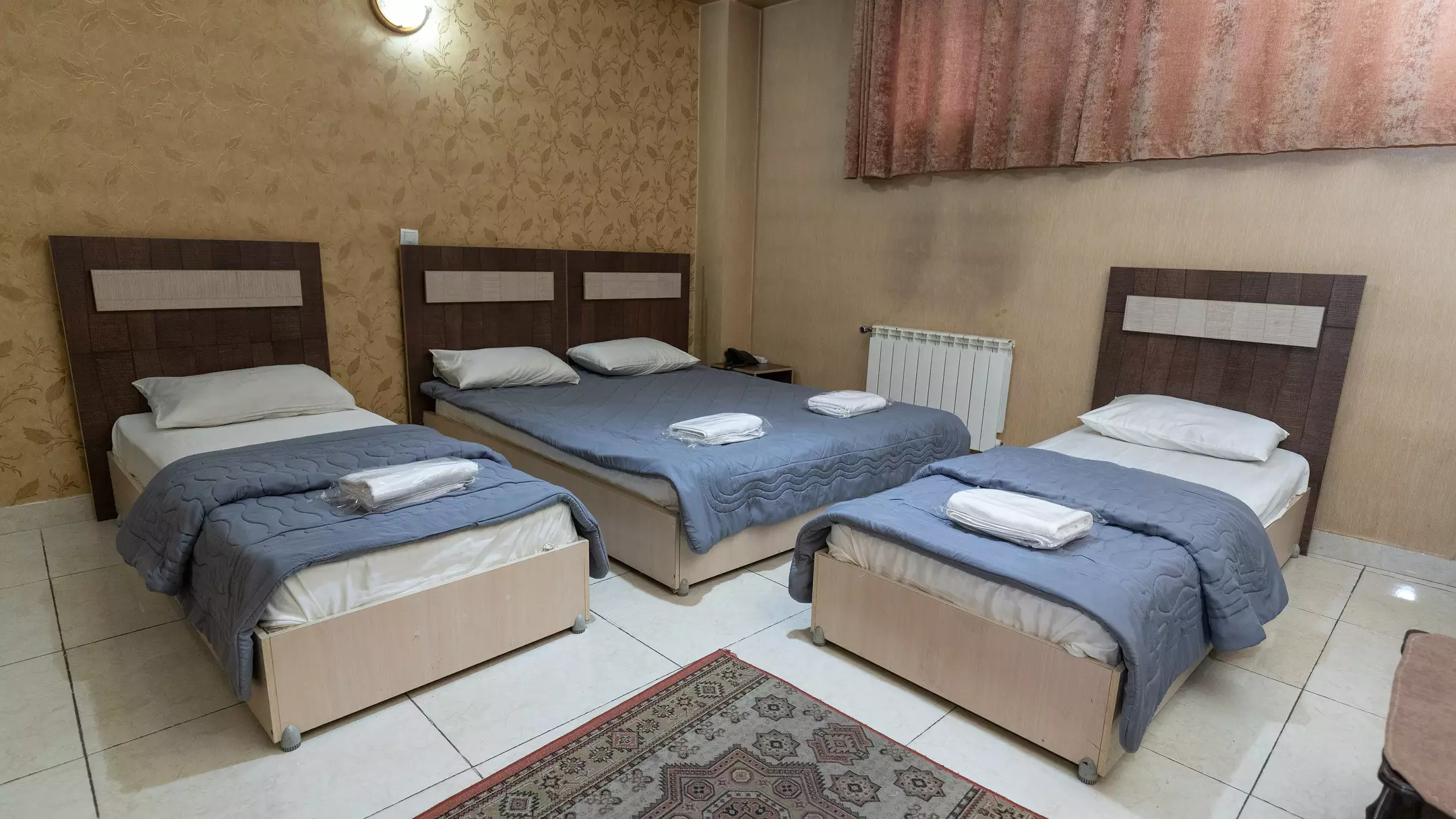 Alibaba https://cdn.alibaba.ir/ostorage/hotel-accommodation-images/674c2e1b7e75320ec907f2a8_هتل سهند - اتاق چهارتخته دبل سینگل (1).webp